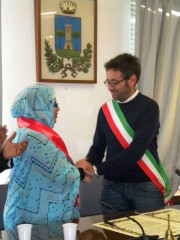 Fatma Mehdi, rappresentante del Governo Saharawi, e Lorenzo Bacci, Sindaco di Collesalvetti