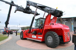 Dimostrazione pratica del reach stacker Kalmar