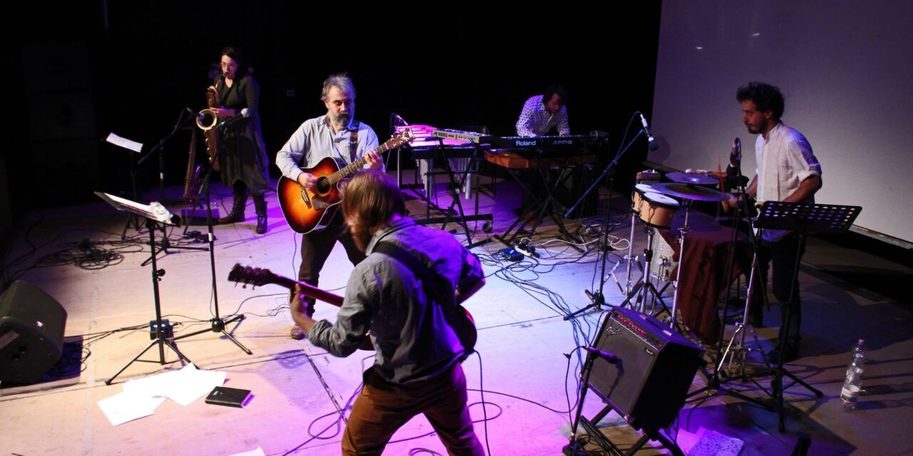COLLESALVETTI: GRANDE SUCCESSO ALLA SALA SPETTACOLO PER LA PERFORMANCE DEL CANTAUTORE ALESSANDRO FIORI