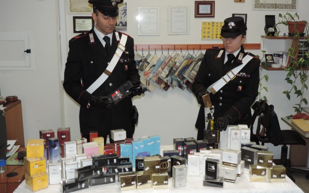 COLLESALVETTI: VENDEVANO “CHAMEL NR 5”, “CUCCI” E ALTRI PRODOTTI CONTRAFFATTI