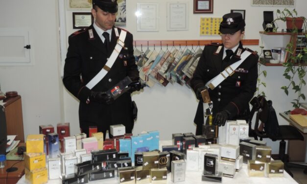 COLLESALVETTI: VENDEVANO “CHAMEL NR 5”, “CUCCI” E ALTRI PRODOTTI CONTRAFFATTI