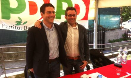 L’ABBRACCIO DI LORENZO BACCI E MARCO RUGGERI A STAGNO; IL LUOGO EMBLEMATICO DELLA NUOVA SINERGIA COLLESALVETTI-LIVORNO