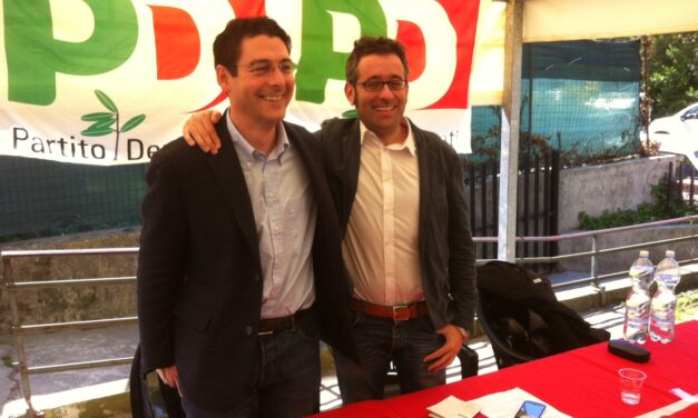 L’ABBRACCIO DI LORENZO BACCI E MARCO RUGGERI A STAGNO; IL LUOGO EMBLEMATICO DELLA NUOVA SINERGIA COLLESALVETTI-LIVORNO