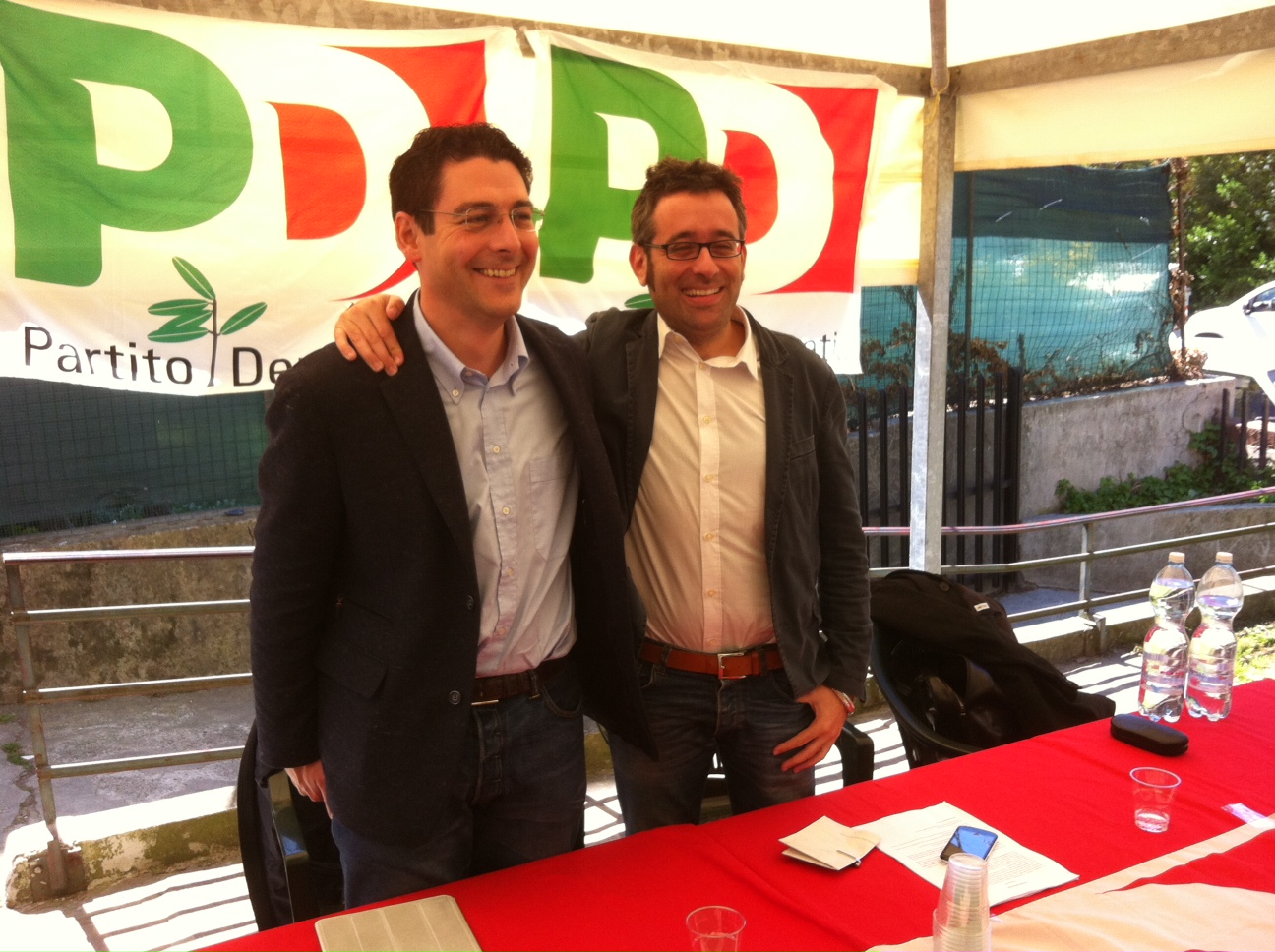 L’ABBRACCIO DI LORENZO BACCI E MARCO RUGGERI A STAGNO; IL LUOGO EMBLEMATICO DELLA NUOVA SINERGIA COLLESALVETTI-LIVORNO