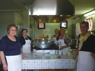 Le volontarie cucinano per i presenti