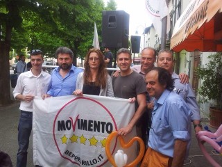 Membri del Movimento 5 Stelle con i parlamentri Massimo Artini e Laura Bottici.