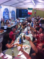 I volontari della associazione durante la cena per festeggiare la fine del evento