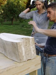 Massimiliano Brogi durante una lezione di scultura (foto di Beatrice De Laurentiis)