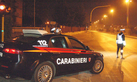 CALCI AD AUTO E SCOOTER, INTERVENGONO I CARABINIERI: LUI LI OFFENDE, LI MINACCIA E COLPISCE CON CALCI E PUGNI