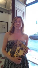 Francesca Cagianelli, la curatrice del catalogo, mentre tiene fra le mani il catalogo 