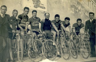 La squadra ciclistica nel 1955 (Foto di Carlo Carmassi)