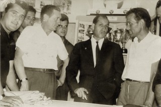 1962, Gino Bartali nella sede U.S. Vicarello (Foto di Carlo Carmassi)