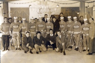 Atleti e dirigenti nel 1963 (Foto di Carlo Carmassi)