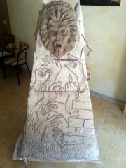 "Totem", facciata con antefissa tipica della Toscana