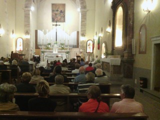 Il Monsignore Giusti, mentre parla alla comunità riunita.