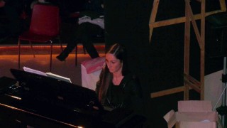 il vicesindaco Libera Camici al pianoforte 2