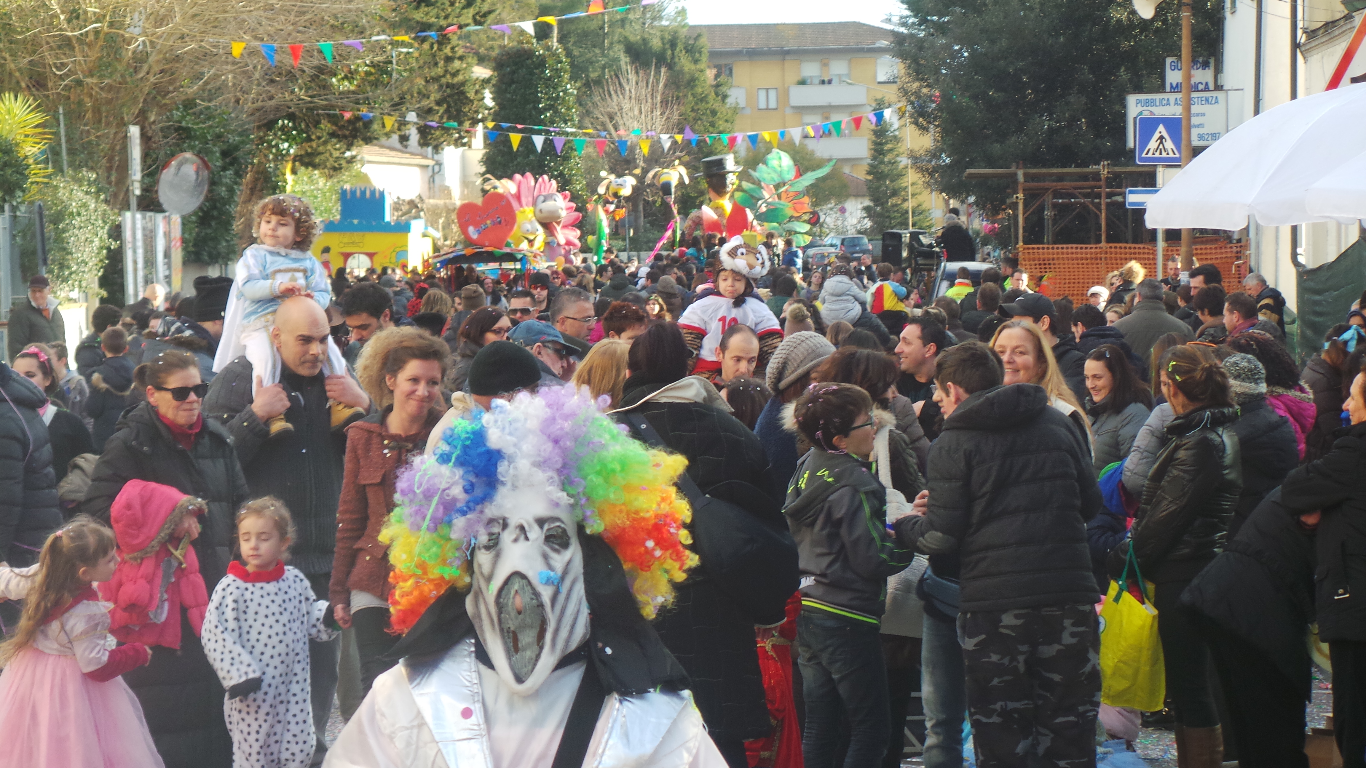 A STAGNO SI FESTEGGIA CON I CARRI DEL CARNEVALE COLLIGIANO