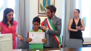 il sindaco Bacci durante il conferimento della cittadinanza onoraria a sei bambini del Saharawi nel luglio 2014