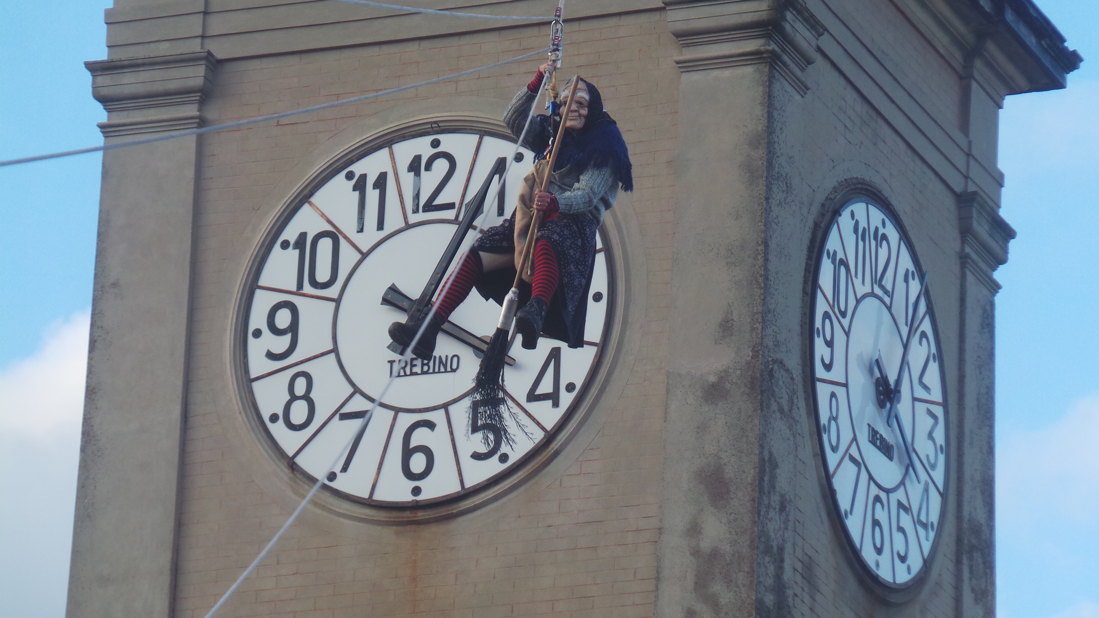 A COLLESALVETTI UNA BEFANA ACROBATICA E SPERICOLATA SI CALA DALLA TORRE DEL MUNICIPIO