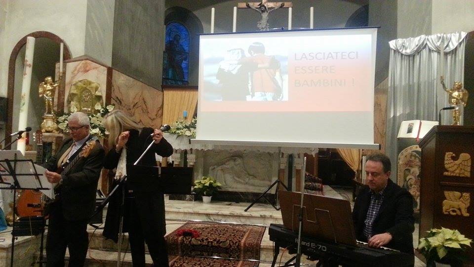 VICARELLO CON LO SGUARDO RIVOLTO VERSO IL MONDO, PER SENSIBILIZZARE SULLA MORTE E LA SOFFERENZA DEI BAMBINI