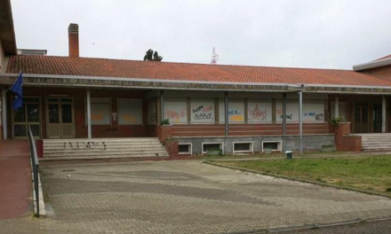 STAGNO ANCORA VITTIMA DEI VANDALI: IMBRATTATE AVVOLGIBILI E SCALINI DELLA SCUOLA