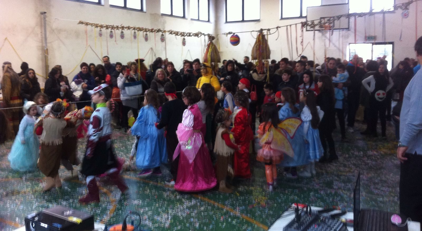 A GUASTICCE LA FESTA DI CARNEVALE È, OLTRE CHE IN MASCHERA, A TEMA: “LA MACCHINA DEL TEMPO”