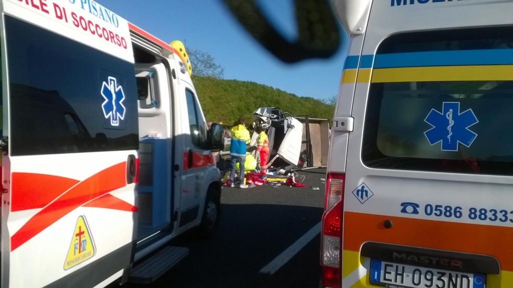 TAMPONAMENTO IN A12: COINVOLTI UN FURGONE E UN AUTOTRENO. DUE PERSONE IN GRAVI CONDIZIONI