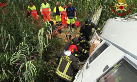 CAMPER ESCE DI STRADA A TORRETTA VECCHIA E FINISCE NEL MORRA