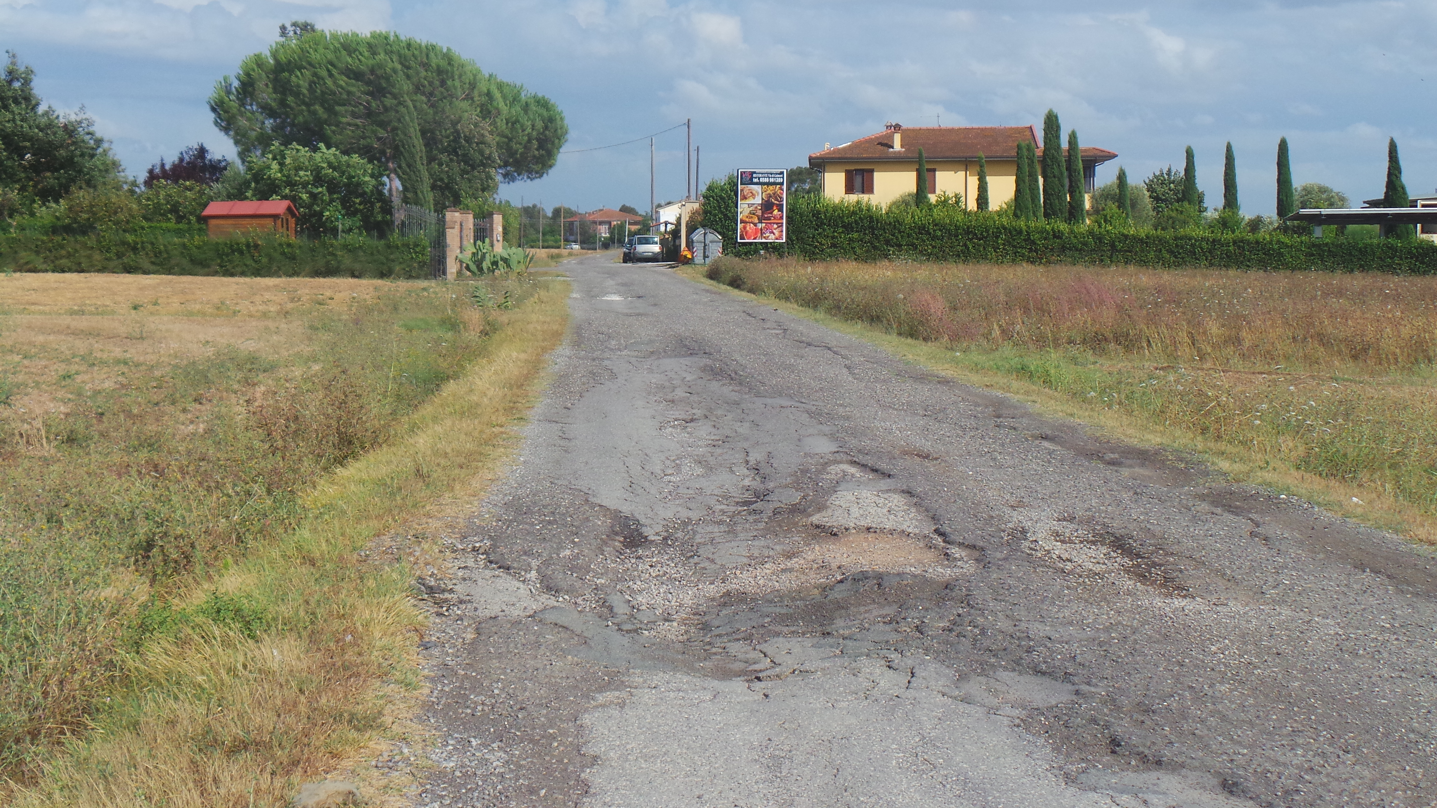 VICARELLO, VIA DI GUINCERI CON LA STRADA MALRIDOTTA E COMPLETAMENTE AL BUIO