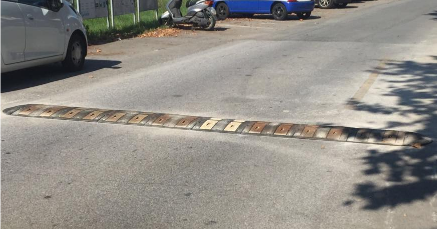 STAGNO: APPOSTO IL DISSUASORE DI VELOCITÀ SU CORSO ITALIA E SPOSTATI I CASSONETTI DEI RIFIUTI. MENICAGLI: «MESSO IN SICUREZZA»