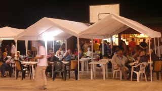 settembre-di-vino-nugola-2016-gente-davanti-al-bar