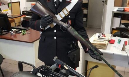 SPARA CON UN FUCILE ALL’AUTO DEL VICINO. ARRESTATO DAI CARABINIERI. IN CASA AVEVA ANCHE 2 CARABINE E 1 BALESTRA
