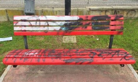 IMBRATTATA LA “PANCHINA IN ROSSO” DI STAGNO. IRA DEL SINDACO: «GESTO FASCISTA, SI LASCI COSÌ. VEDANO I BIMBI CHE SIGNIFICA…»