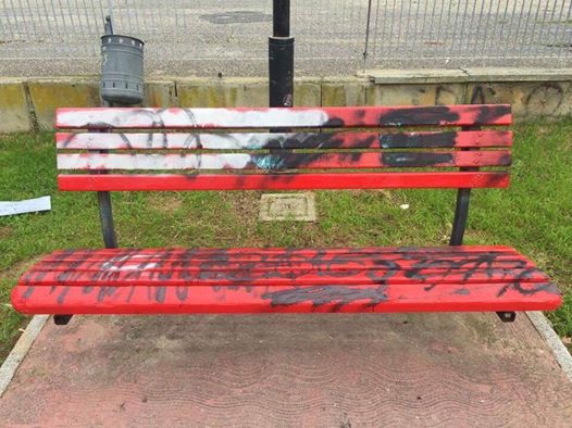 IMBRATTATA LA “PANCHINA IN ROSSO” DI STAGNO. IRA DEL SINDACO: «GESTO FASCISTA, SI LASCI COSÌ. VEDANO I BIMBI CHE SIGNIFICA…»