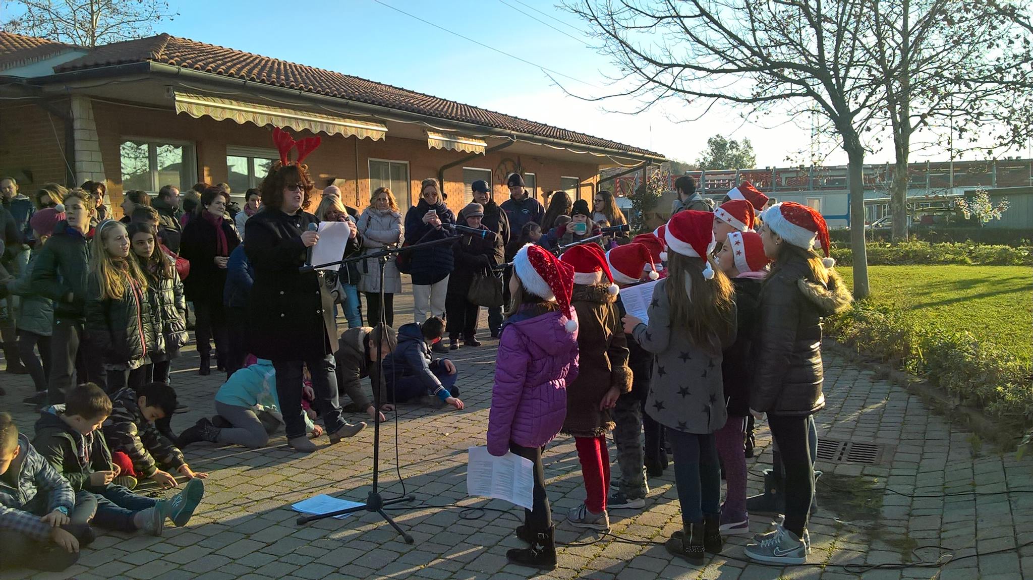 LA FESTA DI NATALE A STAGNO É CON I BAMBINI E RAGAZZI DELLA CASA FAMIGLIA, FRA CANTI E GIOCHI
