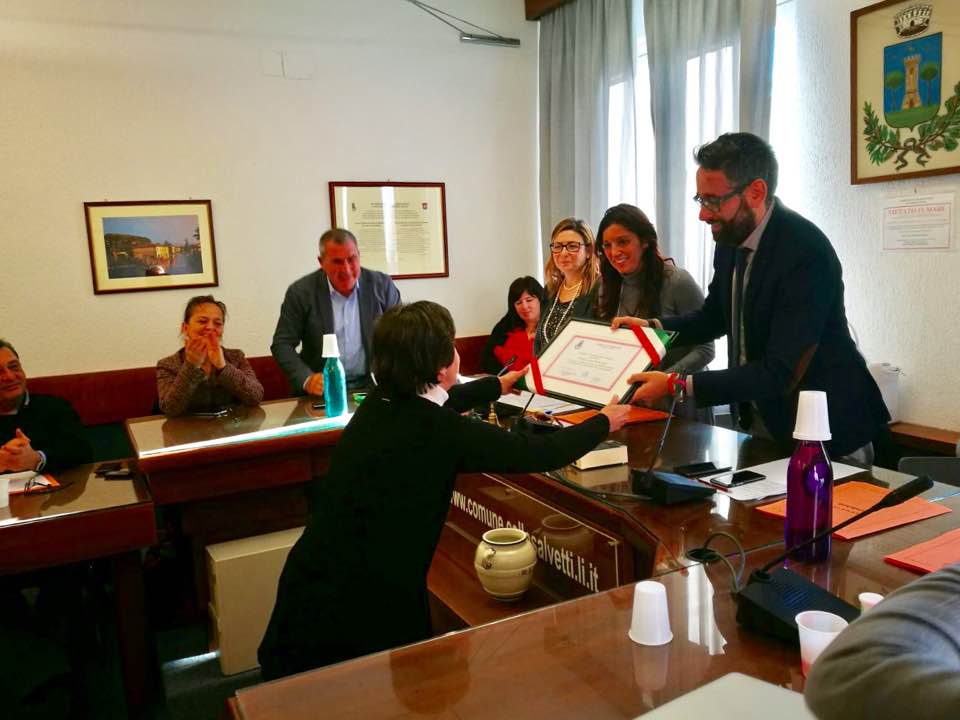 L’AVVOCATO DEL COMUNE VA IN PENSIONE. IL MUNICIPIO COLLIGIANO TRIBUTA AD ANNAMARIA SCARFÌ UN OMAGGIO RICCO DI RICONOSCENZA