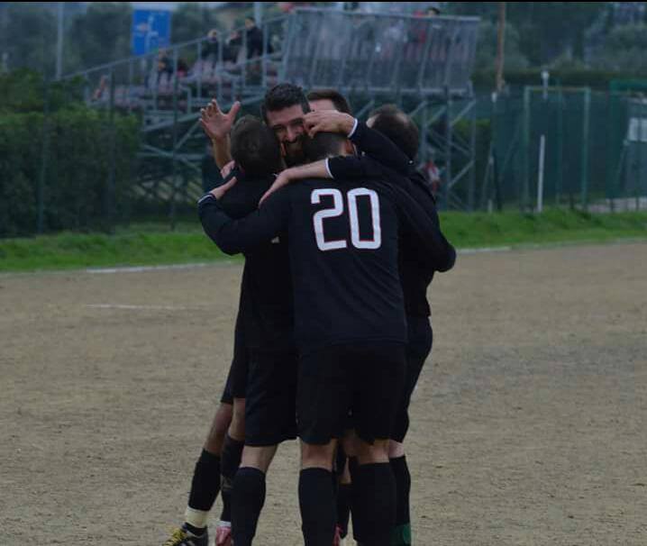IL NUGOLA CALCIO VOLA ALLA SESTA VITTORIA CONSECUTIVA E BATTE IL PECCIOLI 3-2 IN UN MATCH PIENO DI EMOZIONI