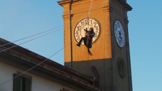A COLLESALVETTI TUTTI IN PIAZZA PER ACCOGLIERE L’ARRIVO “IN VOLO” DELLA BEFANA, CHE GETTA DOLCIUMI DALLA TORRE