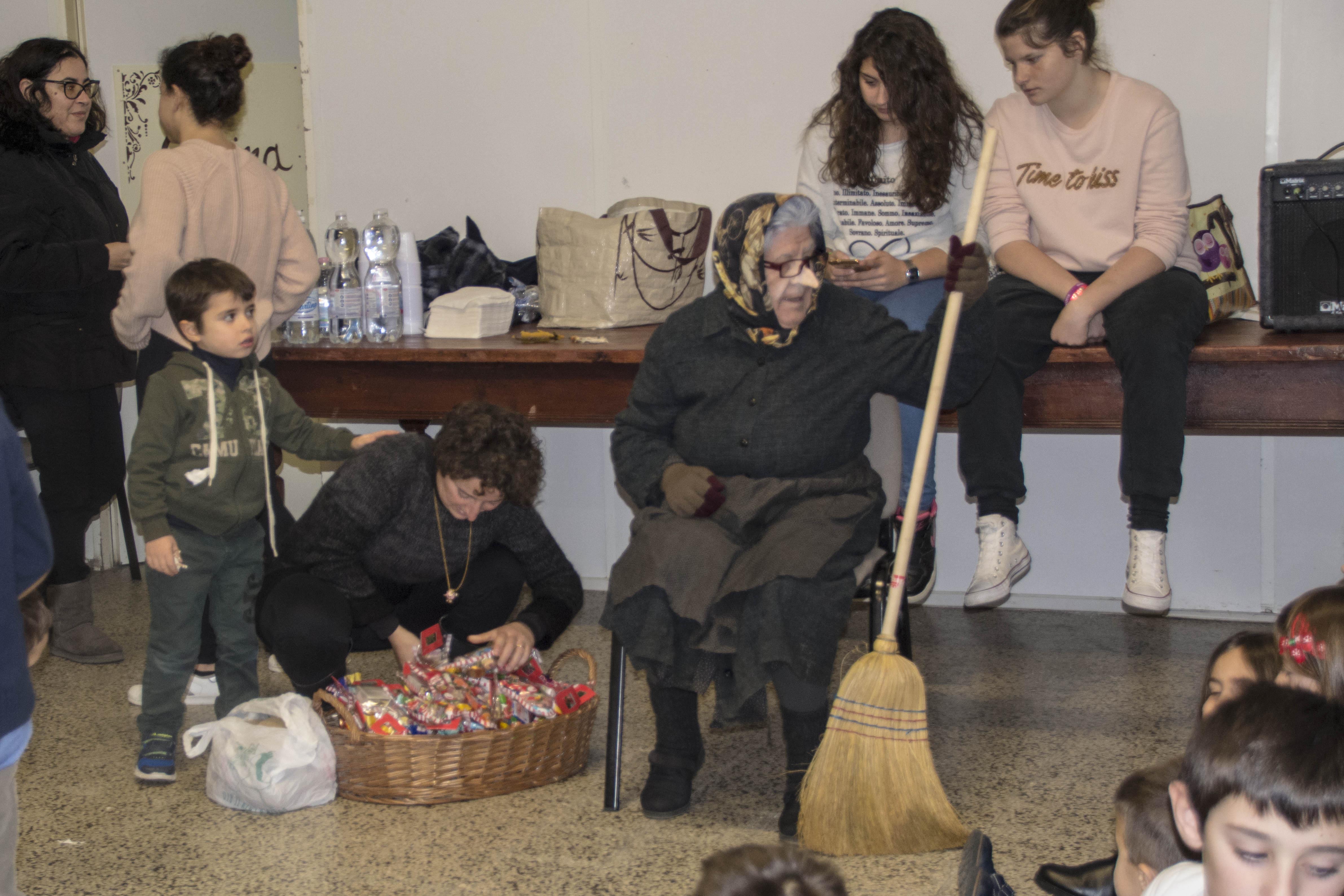 L’EPIFANIA A GUASTICCE FRA BACIO DEL BAMBINELLO, BENEDIZIONE E POI BEFANA, GIOCHI E BABY DANCE