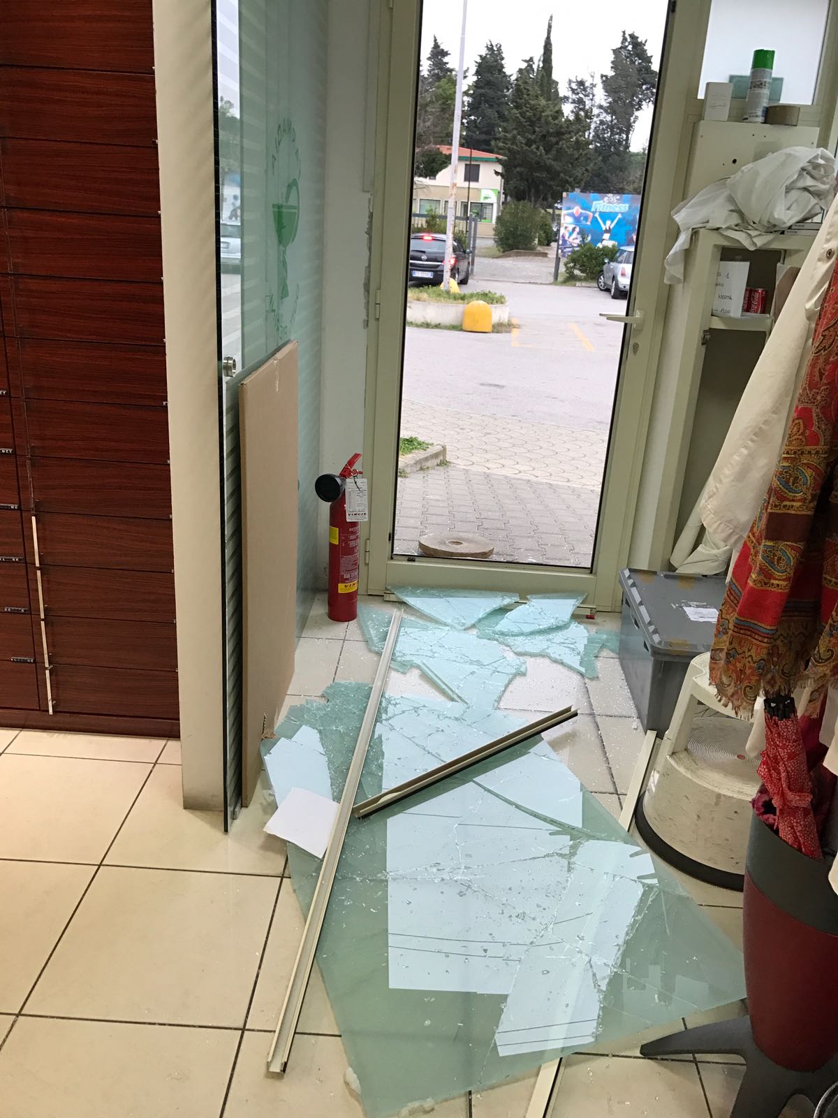 SFONDANO LA PORTA-VETRATA, ENTRANO NELLA FARMACIA DI STAGNO E PORTANO VIA CIRCA 1.000 EURO