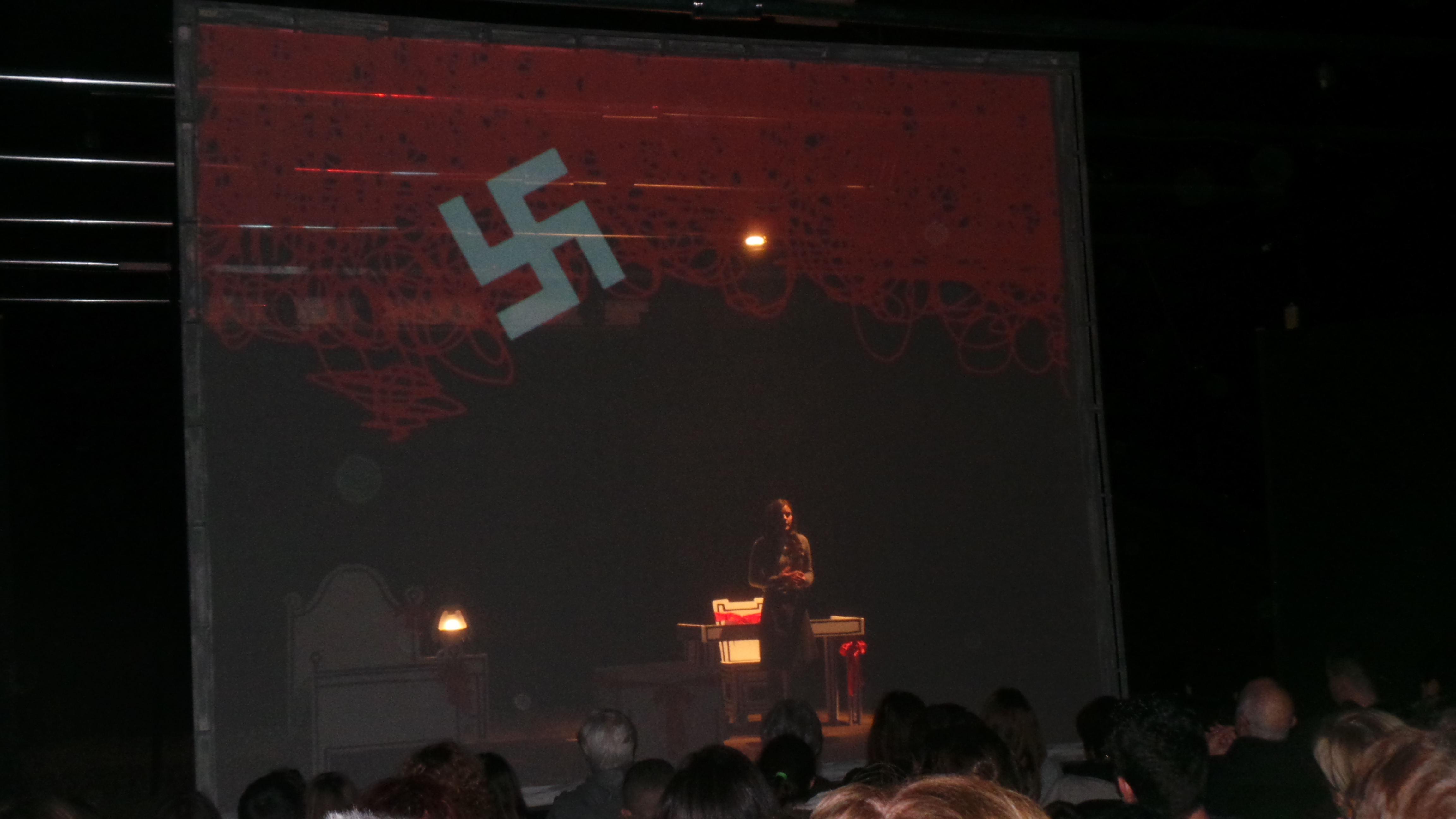 “IL DIARIO DI ANNA FRANK” RIEMPIE LA SALA SPETTACOLO DI COLLE. L’ORRORE DELLA STORIA IN SCENA PER NON DIMENTICARE