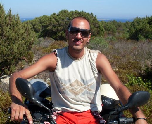 GIUSEPPE COPPARI, L’EROE COLLIGIANO CHE HA SVENTATO UN DRAMMA ENTRA NELL’EDIFICIO INCENDIATO E PORTA VIA LA BOMBOLA DEL GAS