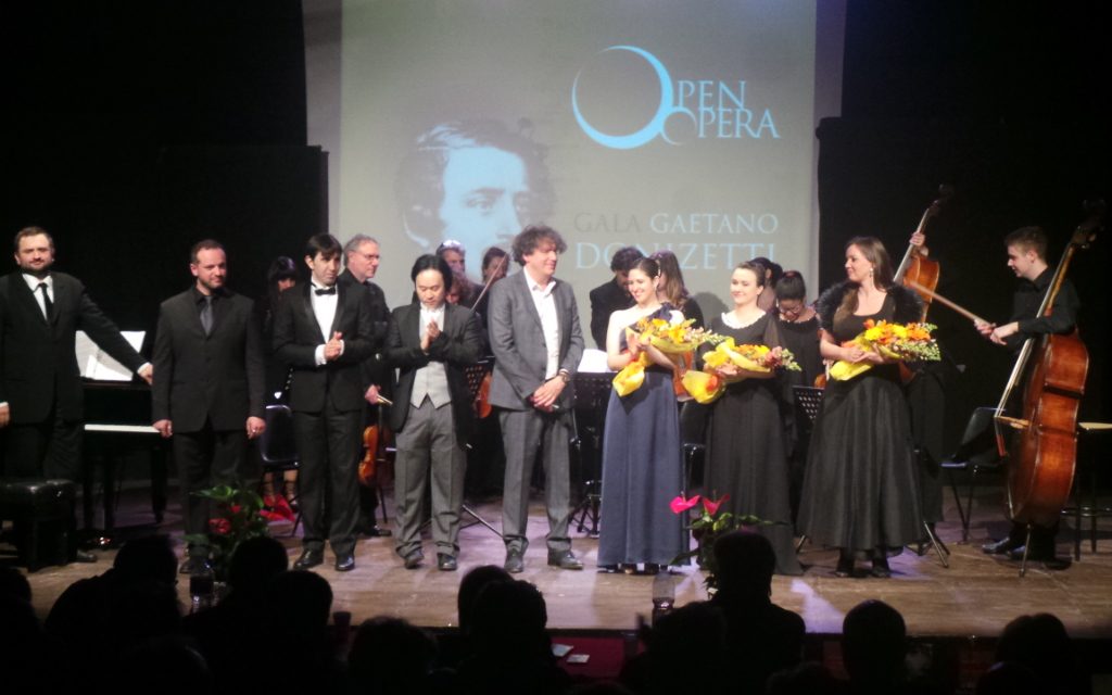 LA SALA SPETTACOLO INTITOLATA A DINO FORMICHINI NEL GIORNO DEL GALA DEL COMPOSITORE DEL SUO DEBUTTO AL MET