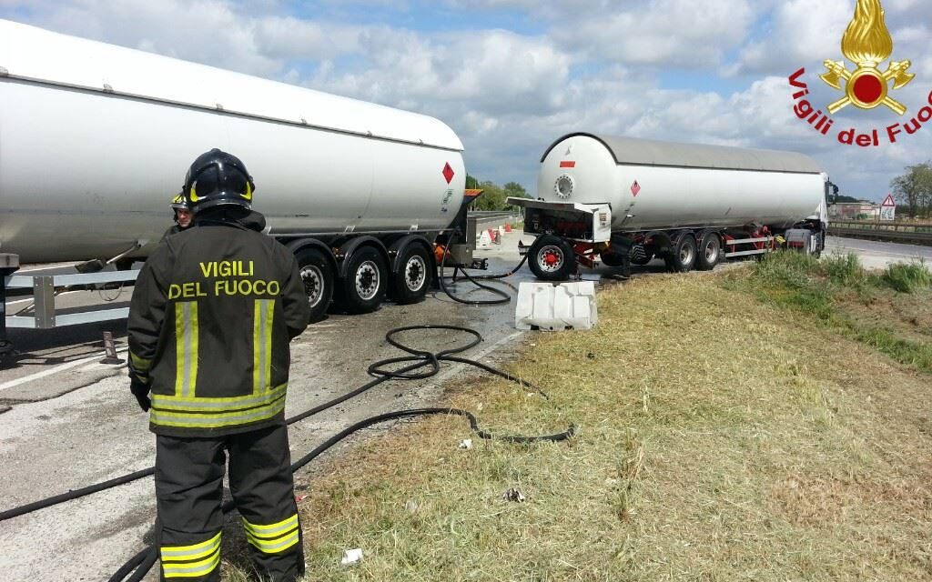 FI-PI-LI: TRAFFICO INTERROTTO A LIVORNO CENTRO PER GUASTO AD UN’AUTOCISTERNA DI GPL. STRADA POI RIAPERTA