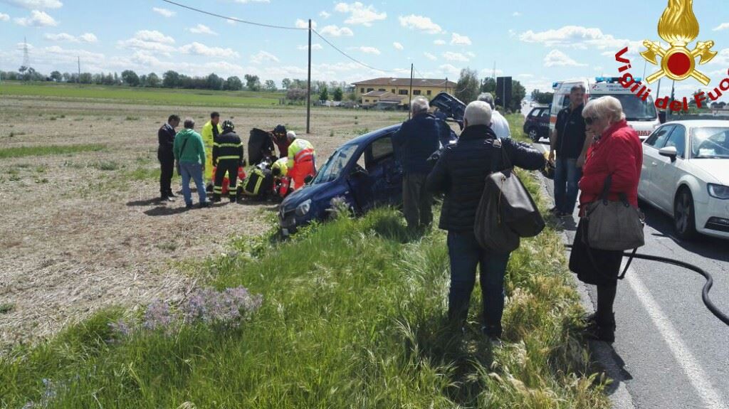 TAMPONAMENTO FUORI VICARELLO: UNA DONNA BLOCCATA NELL’ABITACOLO É STATA LIBERATA DAI VIGILI DEL FUOCO