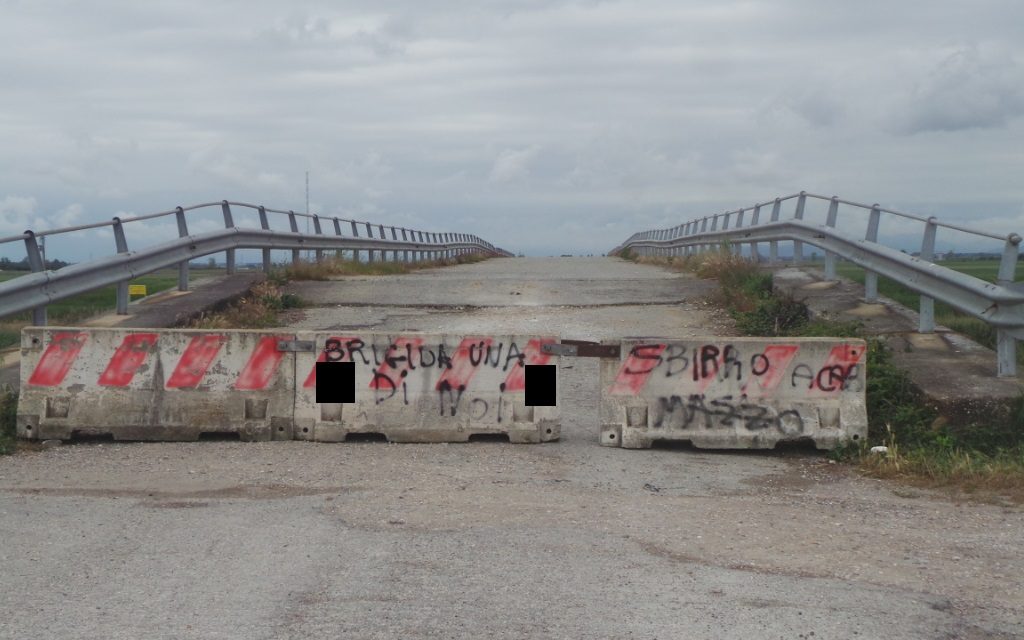 PONTE DI MORTAIOLO: DOPO LA CHIUSURA PRECAUZIONALE, RUBATE 2 VOLTE LE TRANSENNE. MESSI NEW JERSEY IN CEMENTO