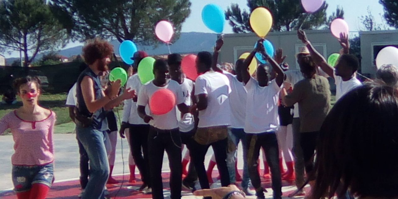 LA FESTA DELLE ASSOCIAZIONI ALL’INSEGNA DELL’INTEGRAZIONE CON I MIGRANTI GIOIOSI FRA I PALLONCINI COLORATI