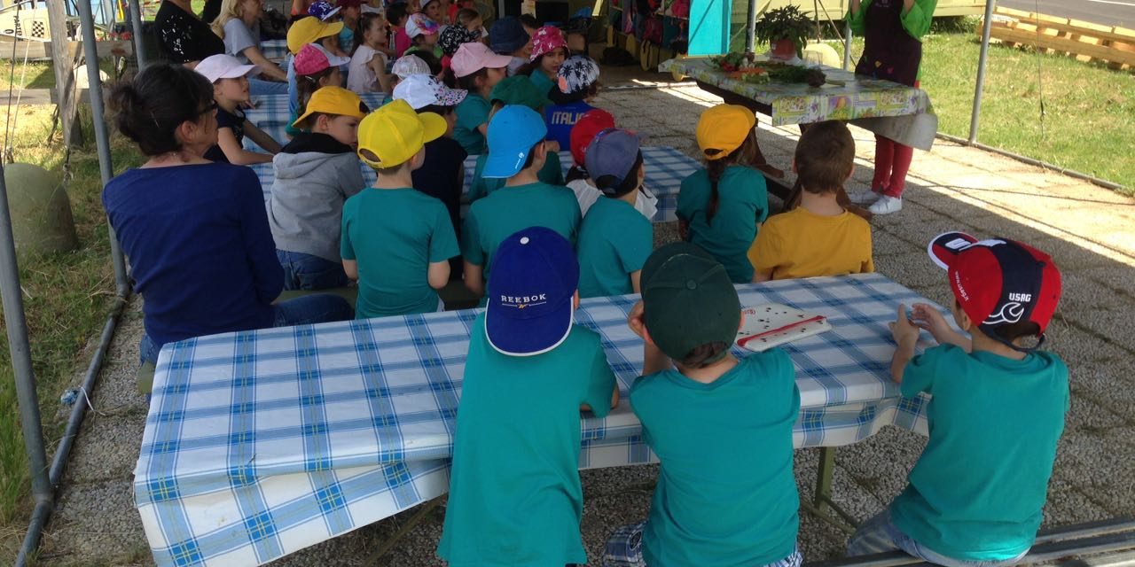 LA PRO LOCO DI STAGNO ACCOGLIE I BAMBINI IN GITA FRA PET THERAPY E ASSAGGIO “ALLA CIECA” DEL CIBO