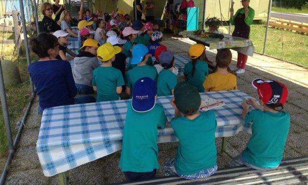 LA PRO LOCO DI STAGNO ACCOGLIE I BAMBINI IN GITA FRA PET THERAPY E ASSAGGIO “ALLA CIECA” DEL CIBO