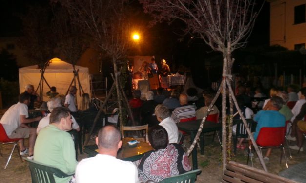 A CASTELL’ANSELMO SI RIDE CON LO SPETTACOLO IN VERNACOLO “LE DISGRAZIE UN VENGANO MAI SOLE”